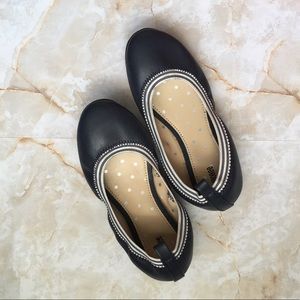 Gymboree, navy round toe flats for girls. Size 13